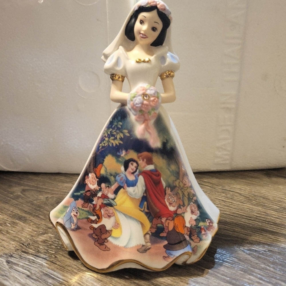 NWT 2006 Bradford Exchange Snow White wedding porcelain bell figurine